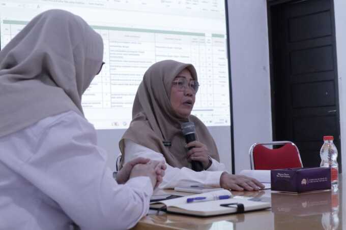 PELATIHAN: Direktur RSU Haji Medan, Sri Suriani Purnamawati, S.Si, Apt, M.Kes saat memberikan pelatihan.