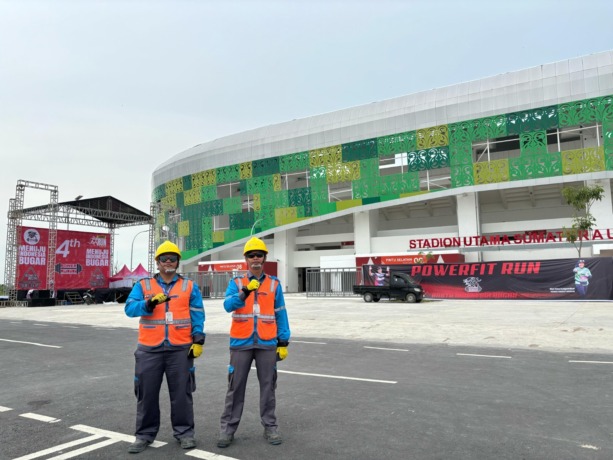 Petugas Siaga kelistrikan di Stadion Utama Sumatera Utara