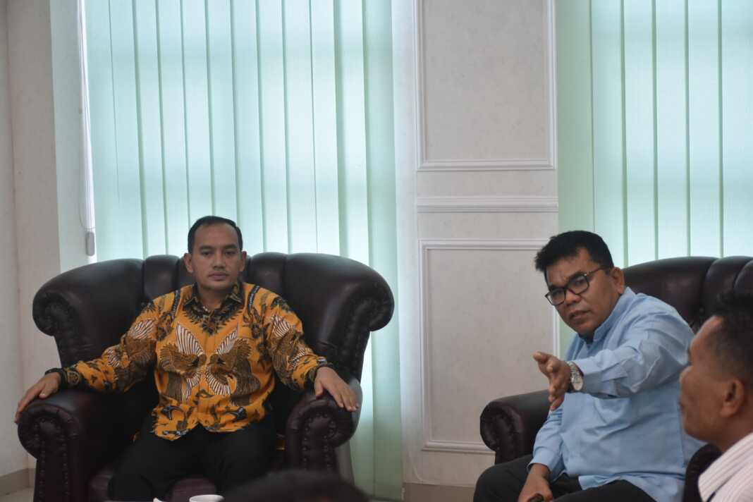 TERIMA: Wali Kota Tebingtinggi Iman Irdian Saragih menerima kunjungan pimpinan GMI dan panitia pelaksana di ruang kerjanya di Gedung Balai Kota Jalan Sutomo Kota Tebingtinggi.SOPIAN/SUMUT POS