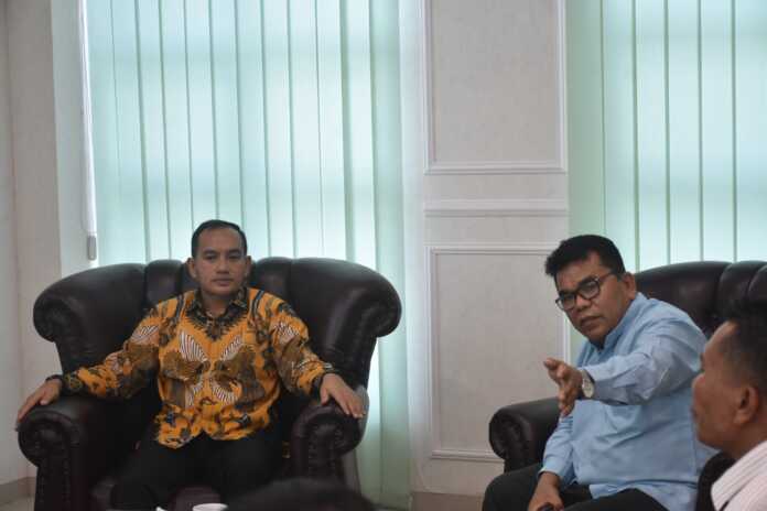 TERIMA: Wali Kota Tebingtinggi Iman Irdian Saragih menerima kunjungan pimpinan GMI dan panitia pelaksana di ruang kerjanya di Gedung Balai Kota Jalan Sutomo Kota Tebingtinggi.SOPIAN/SUMUT POS