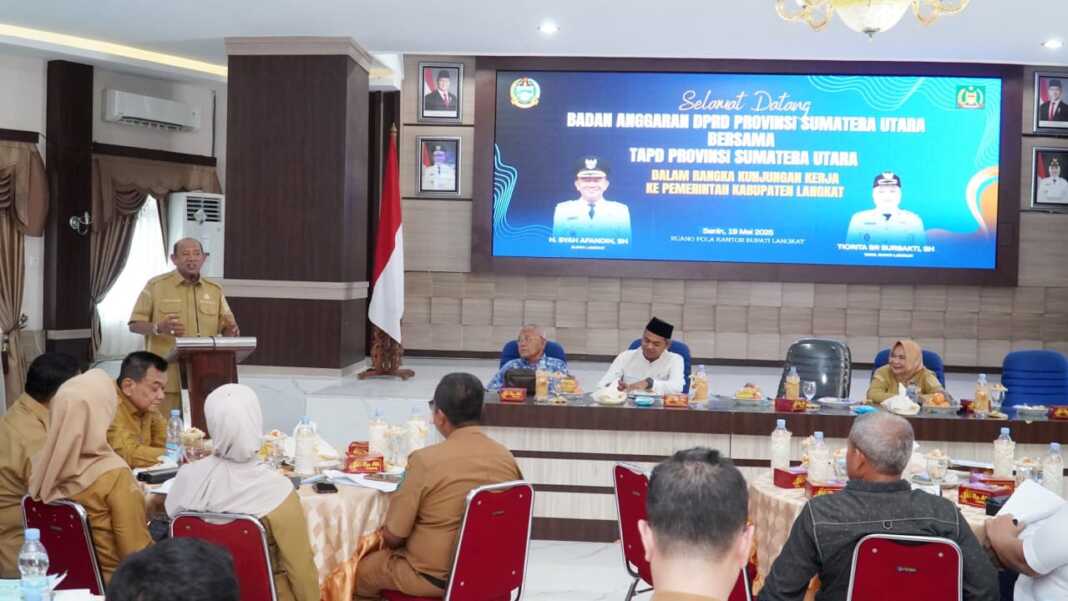 TERIMA: Bupati Langkat, Syah Afandin saat menerima kunjungan Banggar DPRD Sumut.(Diskominfo Langkat/Sumut Pos)