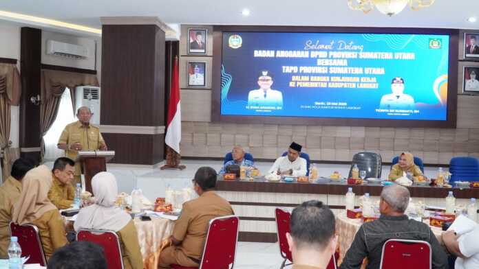 TERIMA: Bupati Langkat, Syah Afandin saat menerima kunjungan Banggar DPRD Sumut.(Diskominfo Langkat/Sumut Pos)