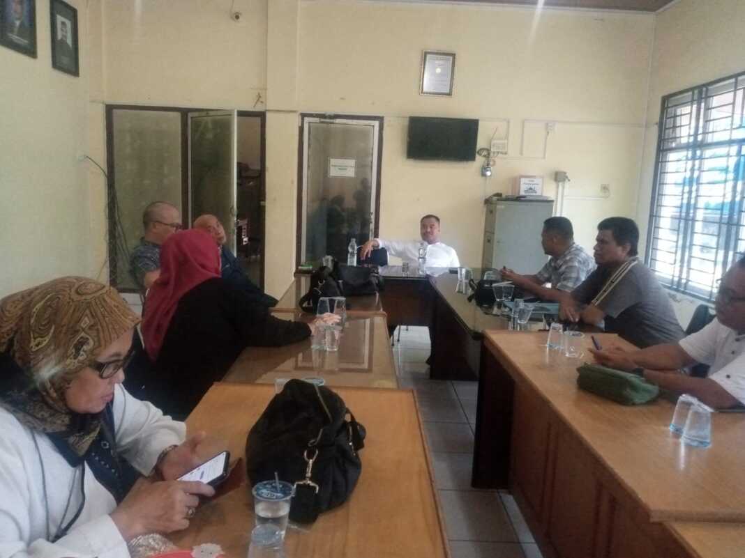 BERTEMU: Pengurus dan Ketua Panitia Konferensi PWI Tebingtinggi temui Ketua PWI Sumut, Farianda Putra Sinik untuk melaporkan kesiapan pelaksanaan Konferensi PWI Kota Tebingtinggi. ISTIMEWA/SUMUT POS
