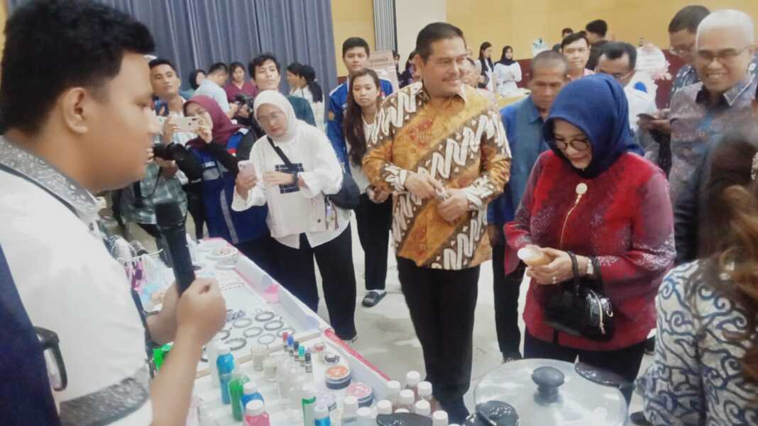 WIRAUSAHA: Deputi Kementerian UMKM melihat produk kewirausahaan mahasiswa USM Indonesia, Selasa (20/5). (DEDDI MULIA PURBA/SUMUT POS)