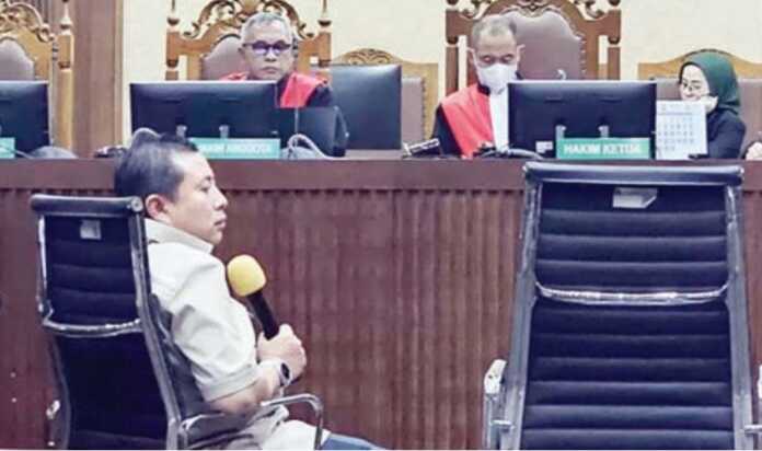 SAKSI: Mantan politikus PDI Perjuangan, Saeful Bahri memberikan kesaksian untuk terdakwa Hasto Kristiyanto di Pengadilan Tipikor pada Pengadilan Negeri Jakarta Pusat, Kamis (22/5).(RIDWAN/JAWAPOS.COM)