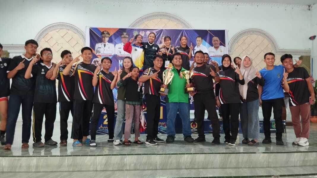 JUARA UMUM: Ekspresi pegulat Kota Medan ketika menerima trofi juara umum Kejuaraan Gulat Pelajar se-Sumatera Utara Piala Wali Kota Medan 2025 yang berakhir Rabu (18/6) di GOR Advent, Jalan Air Bersih, Medan. (Dok Pribadi)