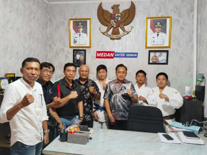 BERSAMA: Ketua Umum KONI Medan Aswindy Fachrizal SE didampingi pengurus KONI Medan bersama tiga pejudo yang akan TC di Vietnam. (Dok KONI Medan).