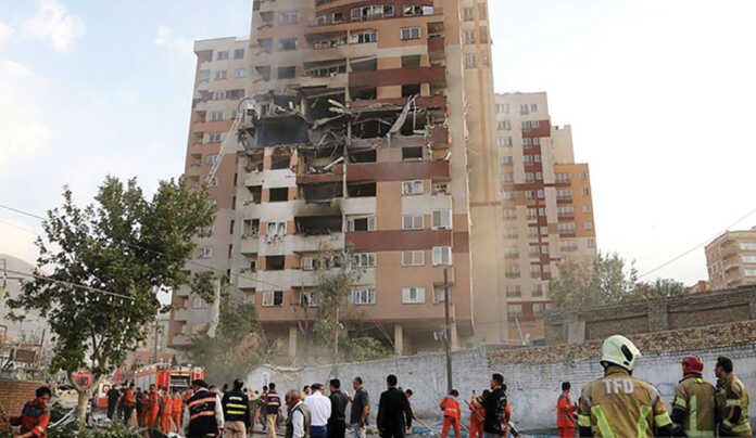 RUSAK: Sebuah gedung di Teheran, Ibu Kota Iran, rusak akibat serangan Israel , Jumat (13/6).
