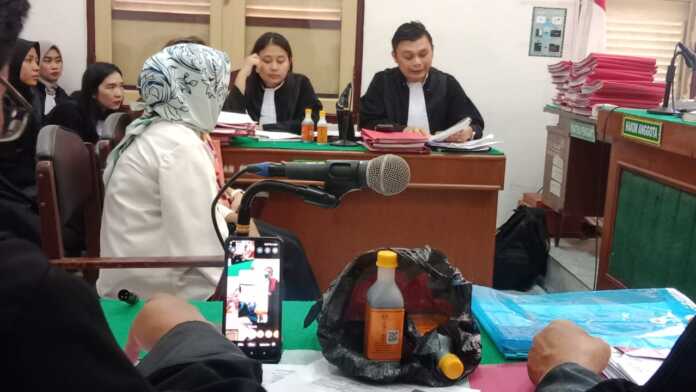 SAKSI: Tiga orang saksi dihadirkan memberikan keterangan dalam kasus pemalsuan merk di PN Medan, Senin (23/6). foto: Agusman/Sumut Pos