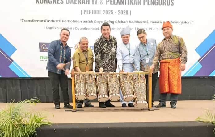PEMBUKAAN: Kepala Dinas Kebudayaan dan Pariwisata Kota Medan, Ketua Umum DPP IHGMA Dr I Gede Arya serta Ketua Perhimpunan Hotel dan Restoran Indonesia (PHRI) dan lainnya, memukuk gendang sebagai tanda peresmian dibukanya Kongres Daerah (Kongda) ke-IV Indonesian Hotel General Manager Association (IHGMA) Dewan Pimpinan Daerah (DPD) Sumatera Utara, Kamis (19/6/2025)