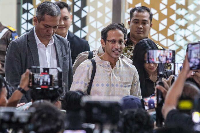DIPERIKSA: Mendikbudristek) Nadiem Makarim menjalani pemeriksaan dalam kasus pengadaan laptop Chromebook di Kejaksaan Agung, Senin (23/6). (SALMAN TOYIBI/JAWA POS)