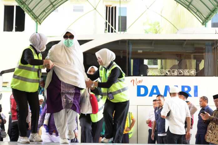 TIBA DI ASRAMA HAJI: Sejumlah jamaah haji Debarkasi Medan tiba di Asrama Haji, Selasa (24/6).