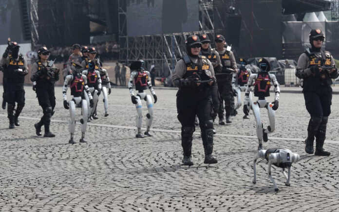 ROBOT POLRI: Puluhan robot ditampilkan Polri dalam gladi kotor di Monas, Jakarta Pusat, Kamis (26/6). Robot-robot itu akan ditampilkan dalam peringatan Hari Bhayangkara ke-79 pada 1 Juli mendatang.