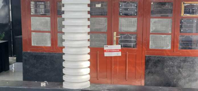 DISEGEL KPK: KPK menyegel sebuah bangunan yang dijadikan kantor PT DNG di Jalan Teratai, Kelurahan Ujungpadang, Kecamatan Padangsidimpuan Selatan, Kota Padangsidimpuan, Sumatera Utara, Jumat (27/6).