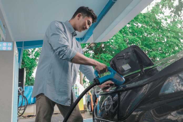 Salah satu pengendara mobil listrik saat melakukan pengecasan mobil listrik di SPKLU PLN UP3 Medan.