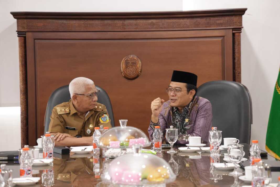 Anggota Komite I DPD RI Pendeta Penrad Siagian berbincang dengan Wakil Gubernur Sumut Surya dalam kunjungan kerjanya ke Kantor Gubernur Sumatera Utara, Selasa (10/6).