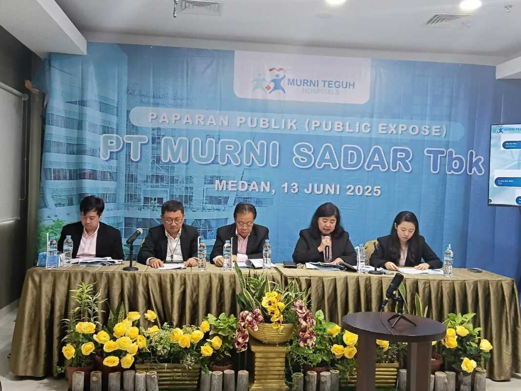 PAPARKAN: Presiden Direktur PT Murni Sadar TBK (Perseroan) Dr dr Mutiara MHA, MKT saat memaparkan Public Expose, didampingi Direktur Operasional dr Jong Khai MARS, Direktur Teknologi dan Riset dr Sharon Hanmy Angel, MRes, MPM, MAT dan Direktur Keuangan Clemet Zichri, Ang.