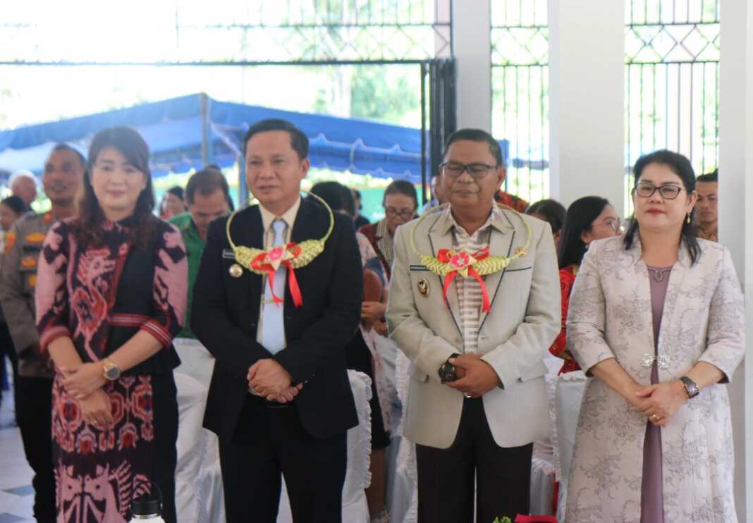 HADIRI: Bupati Nias Barat, Eliyunus Waruwu, S.Pt., M.Si, didampingi Ketua TP-PKK Elvita Eliyunus Waruwu, bersama Wakil Bupati Nias Barat, Sozisokhi Hia, S.H., M.M dan istri Nur Awani Sozisokhi Hia, hadiri peresmian gedung SD Swasta Santa Angela. foto: OLOHETA/SUMUT POS