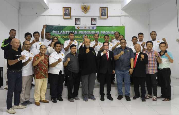 BERSAMA: Ketua PB Perkemi Laksamana Madya TNI (Purn) Dr Agus Setiadji SAP MA dan perwakilan KONI Sumut bersama Pengprov Perkemi Sumut yang dilantik di Graha Kantor Camat Medan Helevtia, Sabtu (28/6). (Dok Pribadi)