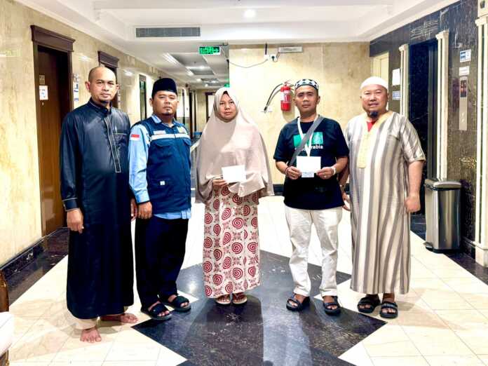 DONASI: Jemaah haji Kloter 9 Debarkasi Medan, galang donasi untuk dua rejannya yang dirawat sakit di Arab Saudi. (Ist)