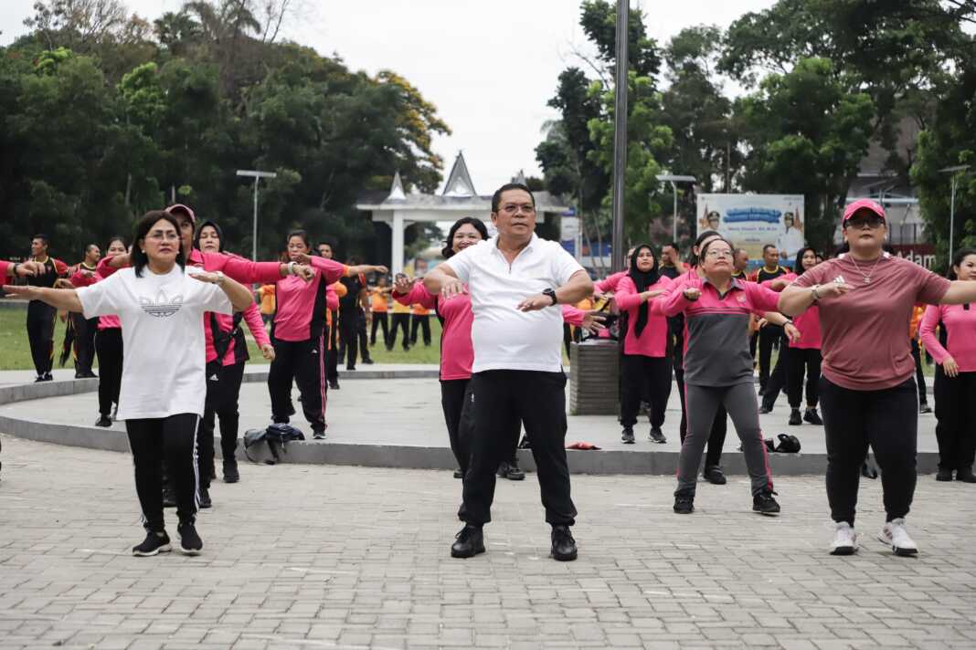 SENAM BERSAMA: Wesly Silalahi gelar senam bersama dengan anggota Polres Siantar. ISTIMEWA/SUMUT POS
