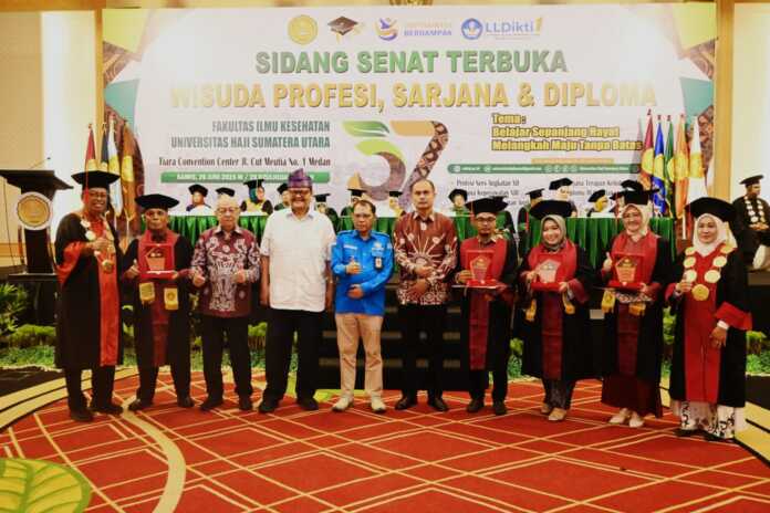 PENGHARGAAN: Penerima penghargaan pada wisuda ke-37 Universitas Haji Sumatera Utara di Tiara Convention Medan, Kamis (26/6). (ISTIMEWA/SUMUT POS)