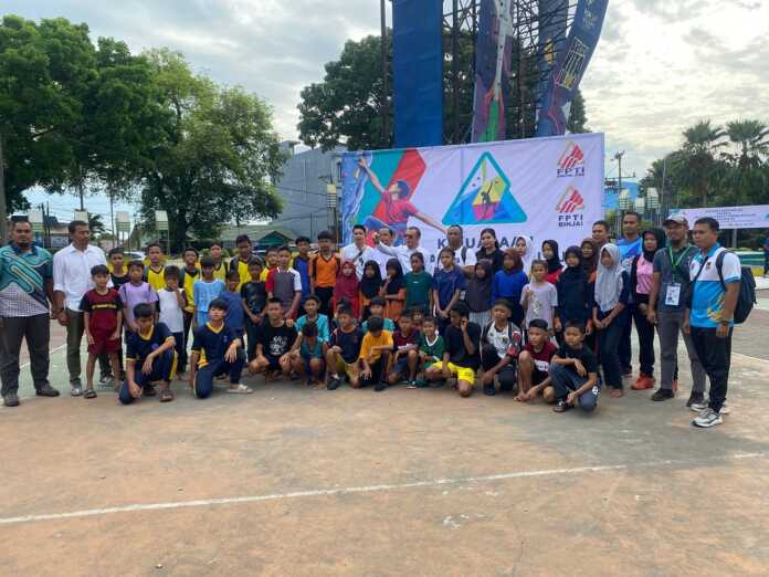 FOTO BERSAMA: FPTI Binjai usai membuka kejuaraan panjat tebing di lapangan merdeka.(Istimewa/Sumut Pos)
