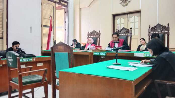 PUTUSAN: Majelis hakim membacakan putusan terhadap empat terdakwa PMI ilegal, secara virtual di PN Medan, Jumat (13/6). GUSMAN/SUMUT POS