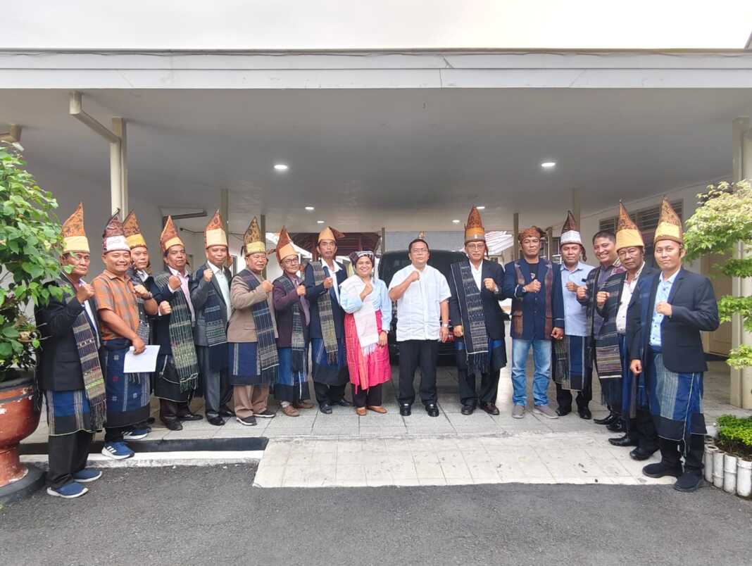 FOTO BERSAMA: Pengurus PMS Siantar foto bersama dengan Wesly Silalahi. FOTO: ISTIMEWA/SUMUT POS