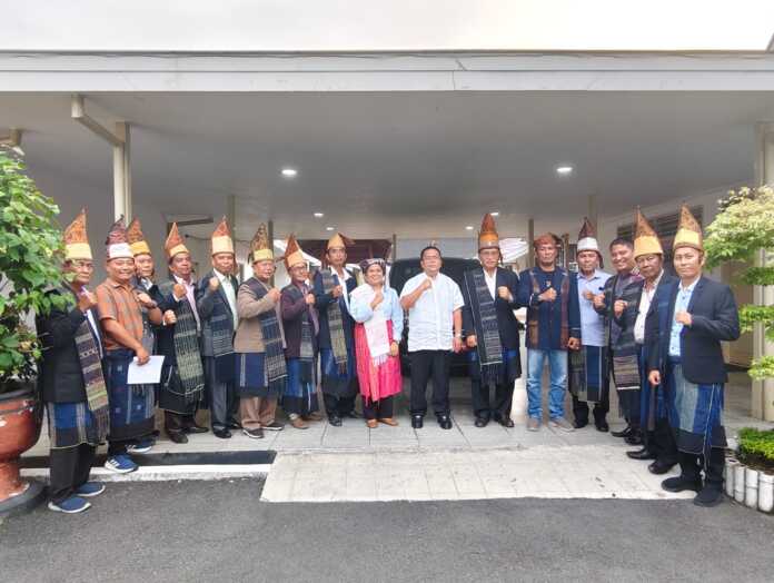 FOTO BERSAMA: Pengurus PMS Siantar foto bersama dengan Wesly Silalahi. FOTO: ISTIMEWA/SUMUT POS