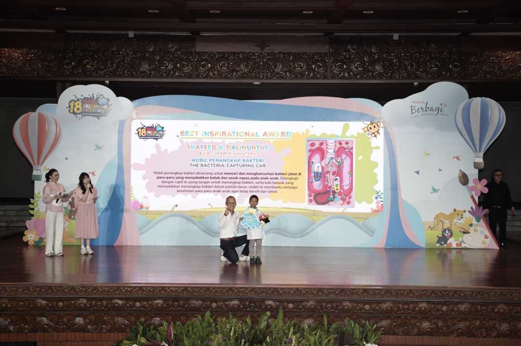 President Director Toyota Astra Motor, Mr Hiroyuki Ueda ketika menyerahkan piagam penghargaan kepada Shafeeq Kazuhiro Dalimunthe, Selasa (24/6).