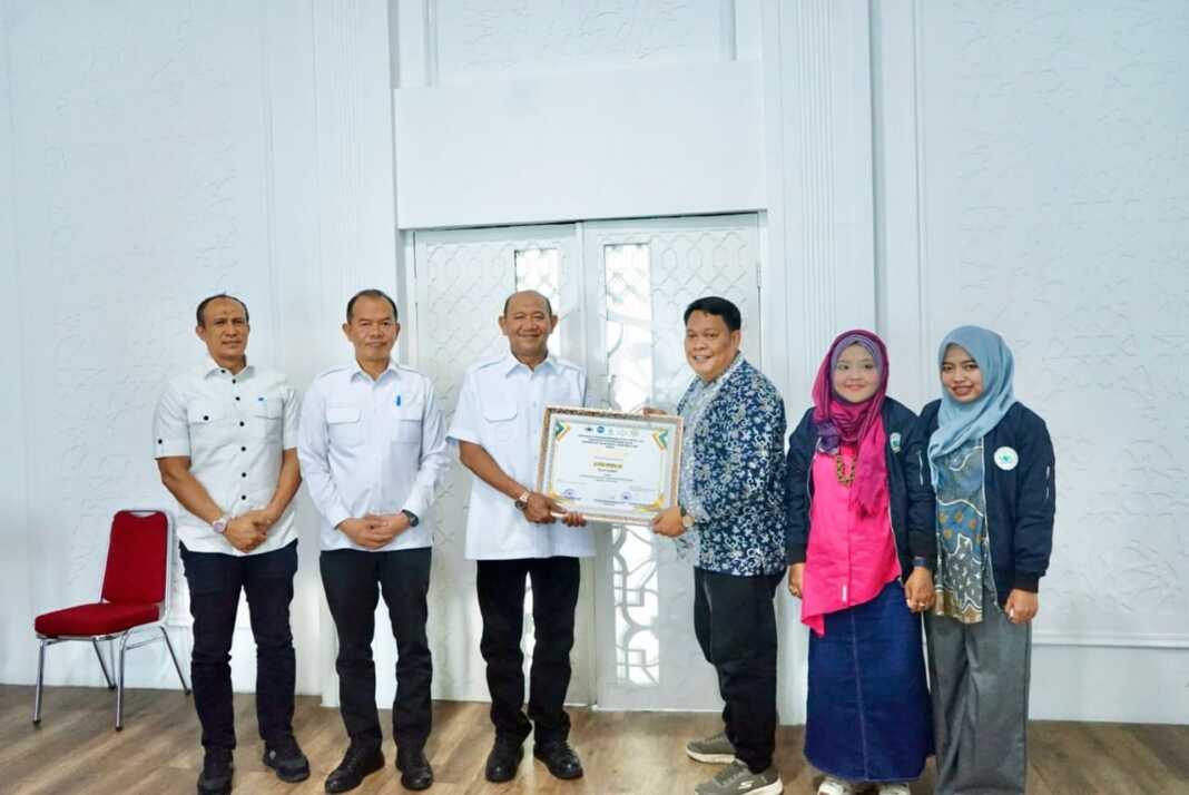 PENGHARGAAN: Bupati Langkat, Syah Afandin saat menerima penghargaan komunikasi publik terbaik.(Diskominfo Langkat/Sumut Pos)