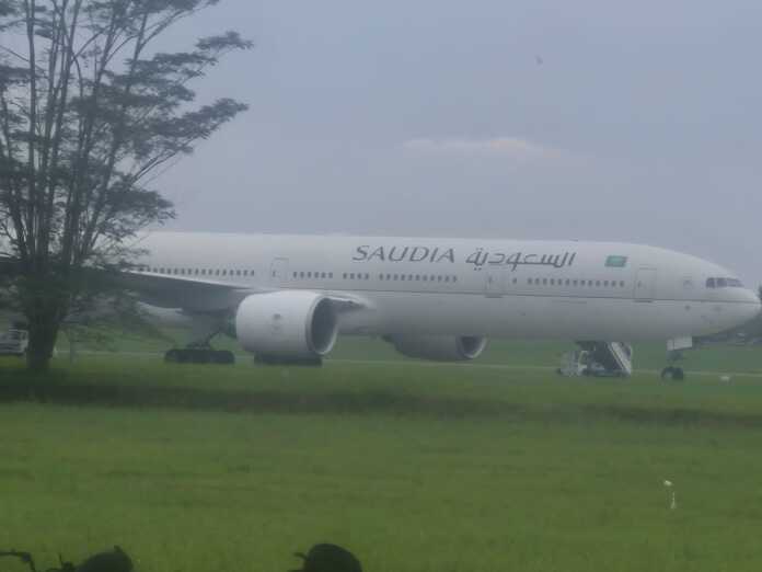 TEROR BOM: Pesawat Saudi Arabia mendarat darurat di Bandara KNIA karena adanya teror bom, Selasa (17/6/2025). Foto: ISTIMEWA/SUMUT POS