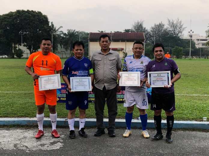 PIAGAM: Wali Kota Medan diwakili Kadispora Tengku Chairuniza bersama Ketua PS Pemko Medan Benny Sinomba Siregar, Ketua OCM Madina, Ketua PS Pemko Siantar dan Ketua USU United usai pemberian piagam di Stadion Mini USU, Sabtu (14/6/2025). (Dok Pribadi)