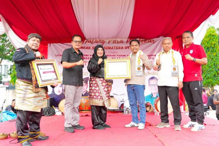 BERSAMA: Bupati Sergai Darma Wijaya bersama Anggota DPRD Sergai Darma Sutra, Ketua IPSI Sumatera Utara Hj. Dahlia, Ketua KONI Sergai Usman Efendi Sitorus. (FADLY/SUMUTPOS)