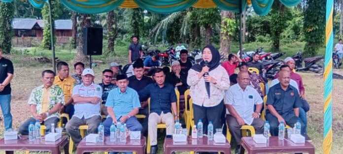 TURNAMEN: Anggota Komisi I DPR Trinovi Khairani menggelar Open Turnamen Mini Soccer bertajuk Trinovi Cup I di Lapangan Tanah Rendah Aek Kanopan, Kamis (19/6/2025).(FOTO: HONGKY/SUMUT POS)