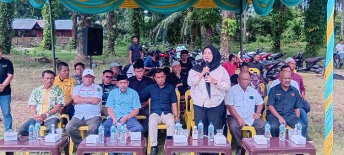 TURNAMEN: Anggota Komisi I DPR Trinovi Khairani menggelar Open Turnamen Mini Soccer bertajuk Trinovi Cup I di Lapangan Tanah Rendah Aek Kanopan, Kamis (19/6/2025).(FOTO: HONGKY/SUMUT POS)