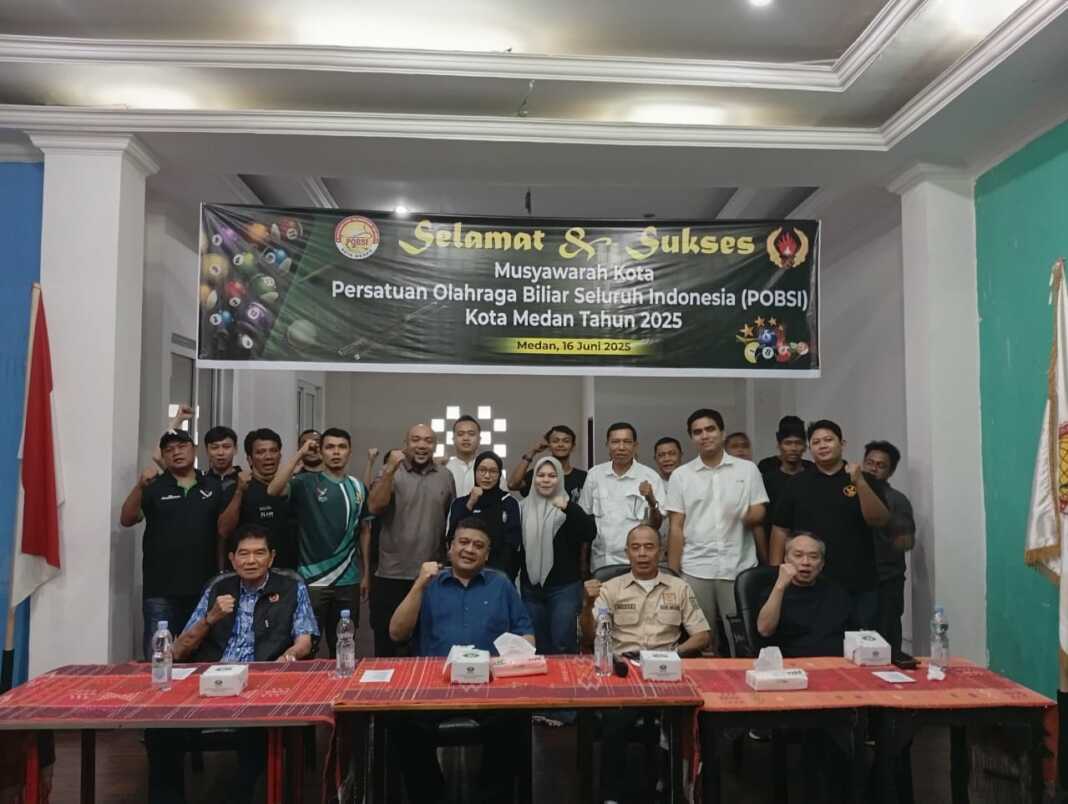 BERSAMA: Sekretaris Umum KONI Medan Helty Susilo, Ketua Pengprov POBSI Sumut Salomo Pardede, dan Ketua POBSI Medan terpilih Halomoan Samosir bersama peserta Musorkot POBSI Medan di Puslat POBSI Sumut, Senin (16/6). (Dok KONI Medan)