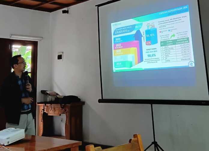 PAPARKAN: Asisten Deputi Bidang SDM, Umum, dan Komunikasi BPJS Kesehatan, Iwan Adriady saat memaparkan Program Jaminan Kesehatan Nasional (JKN).