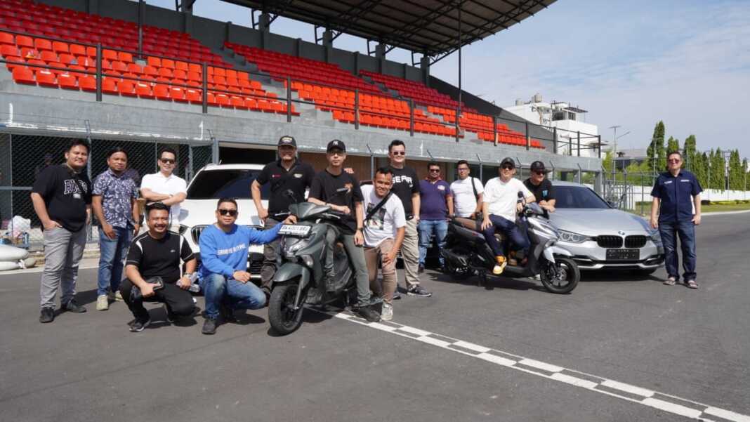 Sejumlah kru yang menguji kecepatan Yamaha Gear Ultima diabadikan bersama. (Dok Alfa Scorpii)