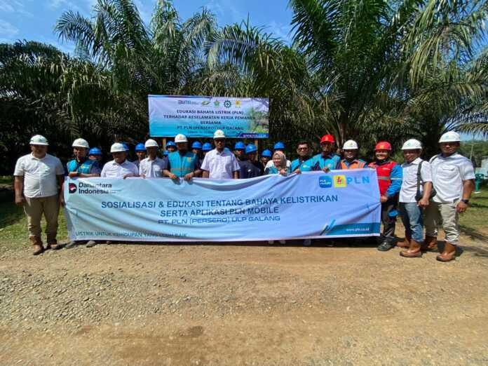 Foto bersama Tim PLN ULP Galang bersama Tim Panen perkebunan PTPN IV Regional I Kebun Sei Putih