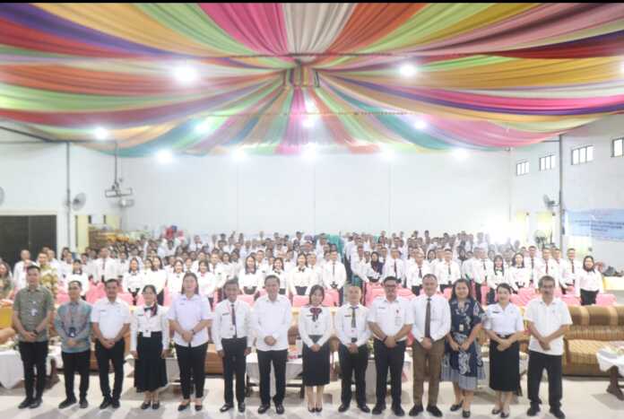 BERSAMA: Bupati Nias Barat, Eliyunus Waruwu, S.Pt., M.Si. bersama 290 CPNS di sela-sela pembekalan orientasi. FOTO: OLOHETA/SUMUT POS