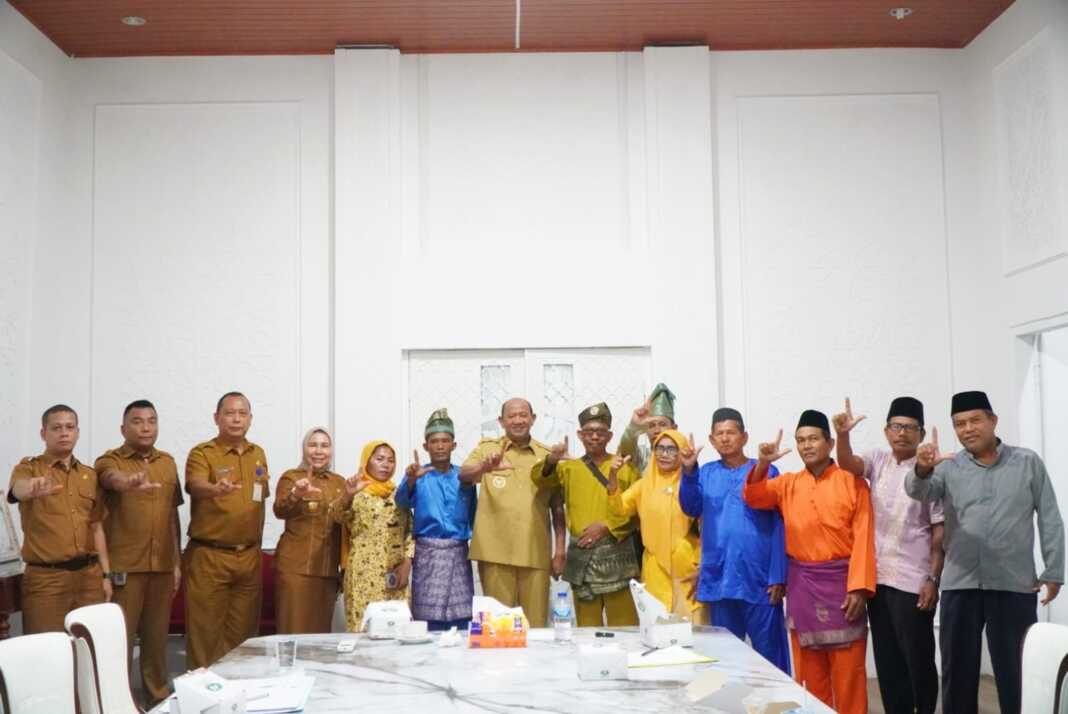 Foto BERSAMA: Bupati Langkat, Syah Afandin dengan Masyarakat Adat Melayu Pertumbukan Bingai usai audiensi.(Diskominfo Langkat/Sumut Pos)