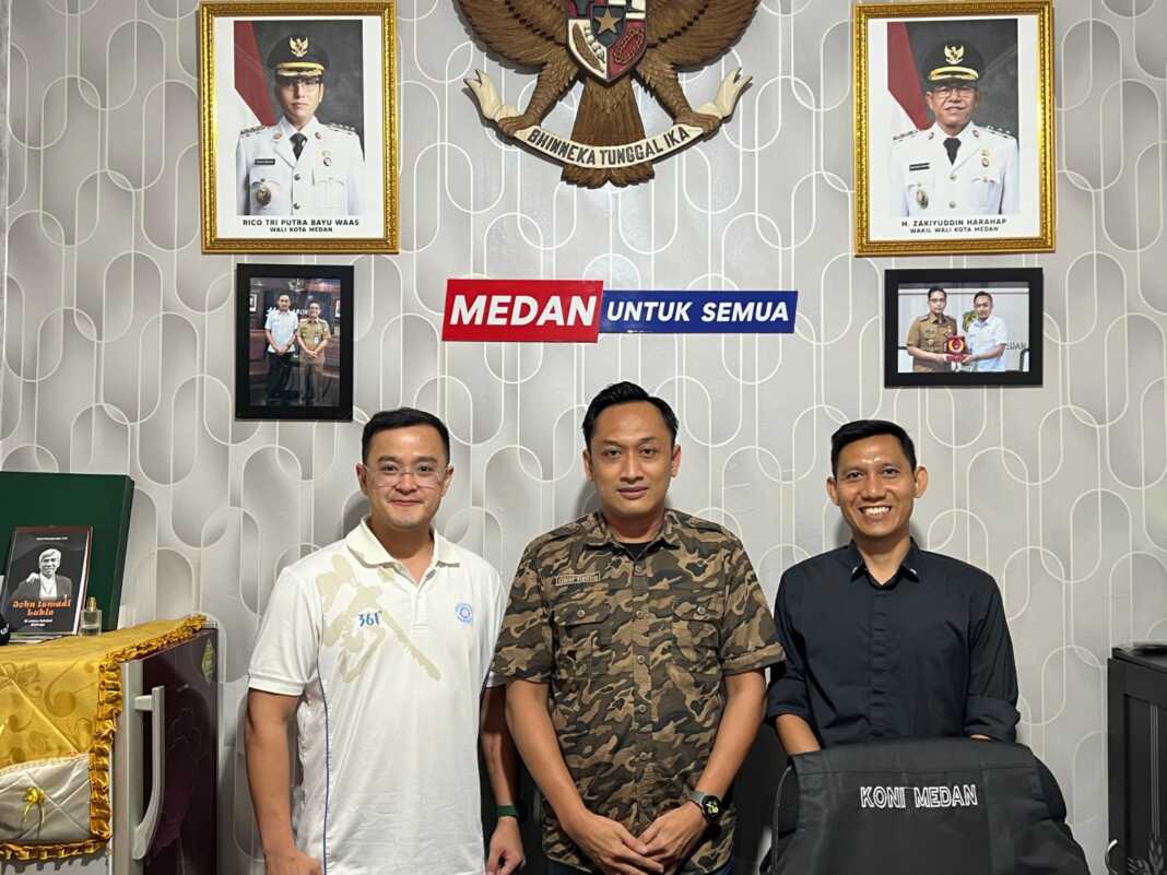 Ketua Umum KONI Medan Aswindy Fachrizal bersama pengurus Pengcab WI Kota Medan. (Dok KONI Medan)