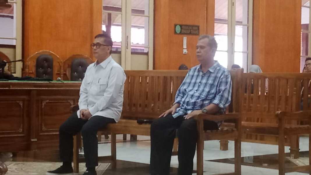 SIDANG: Ferdinand Hamzah Siregar (kanan) selaku PPK, terdakwa korupsi pengadaan APD Covid-19 saat menjalani sidang di Pengadilan Tipikor Medan. (Ist)