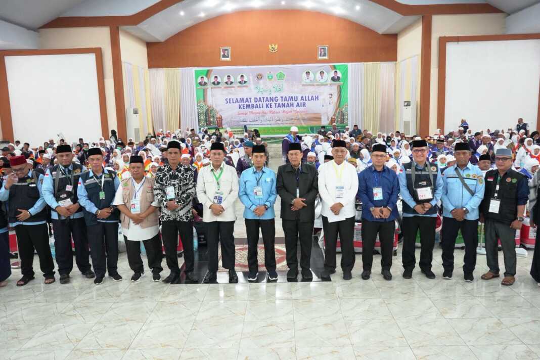 DIABADIKAN: Ketua PPIH Debarkasi Medan Ahmad Qosbi diabadikan bersama jamaah haji kloter 7 saat kembali ke tanah air Indonesia. foto: Julaika/Sumut Pos