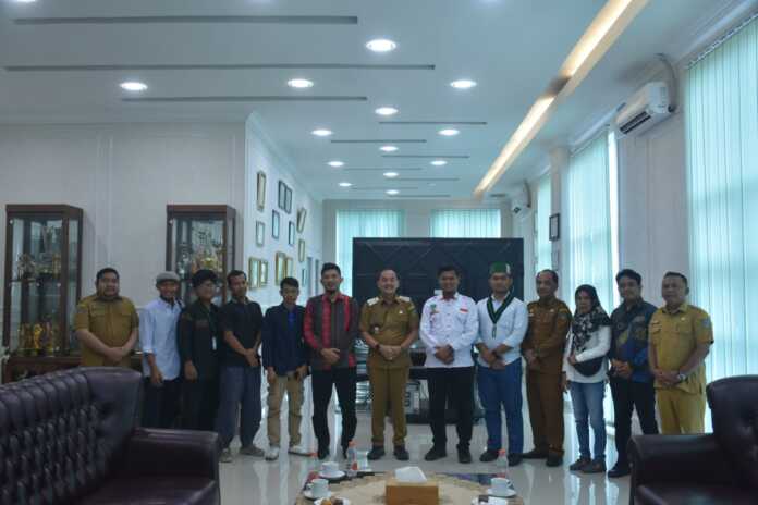 TERIMA: Wali Kota Tebingtinggi Iman Irdian Saragih ketika menerima perwakilan organisasi kepemudaan Kota Tebingtinggi dari KAMMI dan HMI. Foto: ISTIMEWA/SUMUT POS