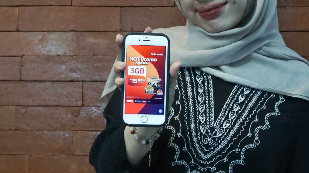 Telkomsel hadirkan paket Hot Promo Spesial untuk para pelanggan baru kartu Simpati. Program ini special hadir untuk para pelanggan di wilayah operasional Sumatera Utara dan Aceh. Program ini hadir dengan berbagai keuntungan menarik seperti penawaran paket internet special dengan harga terjangkau mulai dari Rp15 ribu dan kuota mulai dari 3 GB hingga kesempatan memenangkan hadiah spektakuler lewat program Juragan Internet Telkomsel.
