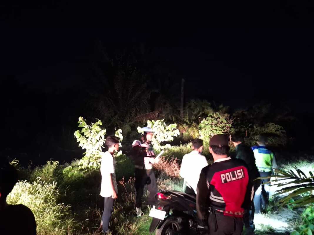 BUBARKAN: Personil Polres Tebingtinggi membubarkan aksi balap liar di Dusun Senagkong Desa Bandar Bejambu Kecamatan Tebingtinggi Kabupaten Sergai. SOPIAN/SUMUTPOS