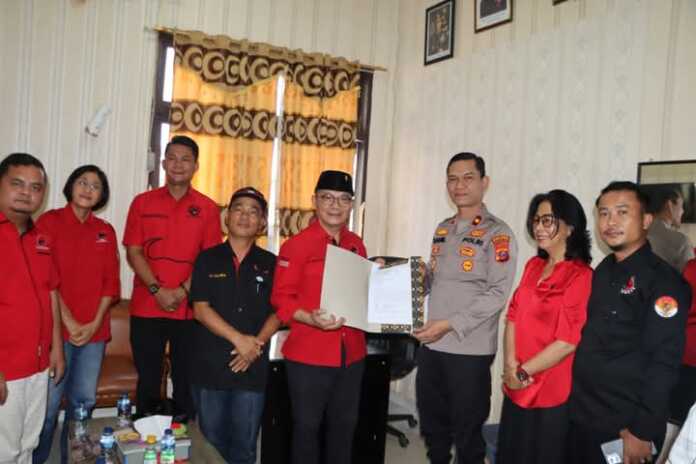 LAPORAN: Ketua PLT DPC PDIP Nias Selatan, Penyabar Nakhe saat menyerahkan laporan kepada Waka Polres Nias Selatan, Kompol Wahyu Danil Noor. foto: Eurisman/Sumut Pos